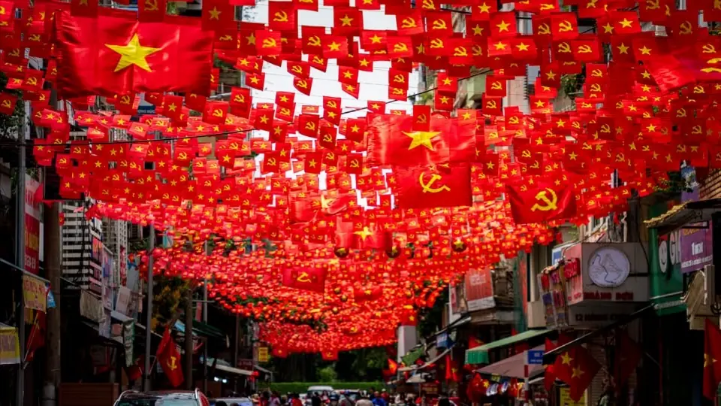 Đi giữa rừng cờ Tổ quốc trong mùa thu độc lập